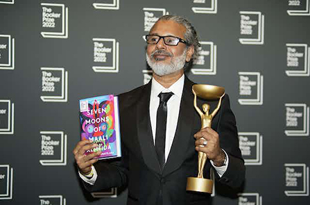 Shehan Karunatilaka accepts the Booker Prize